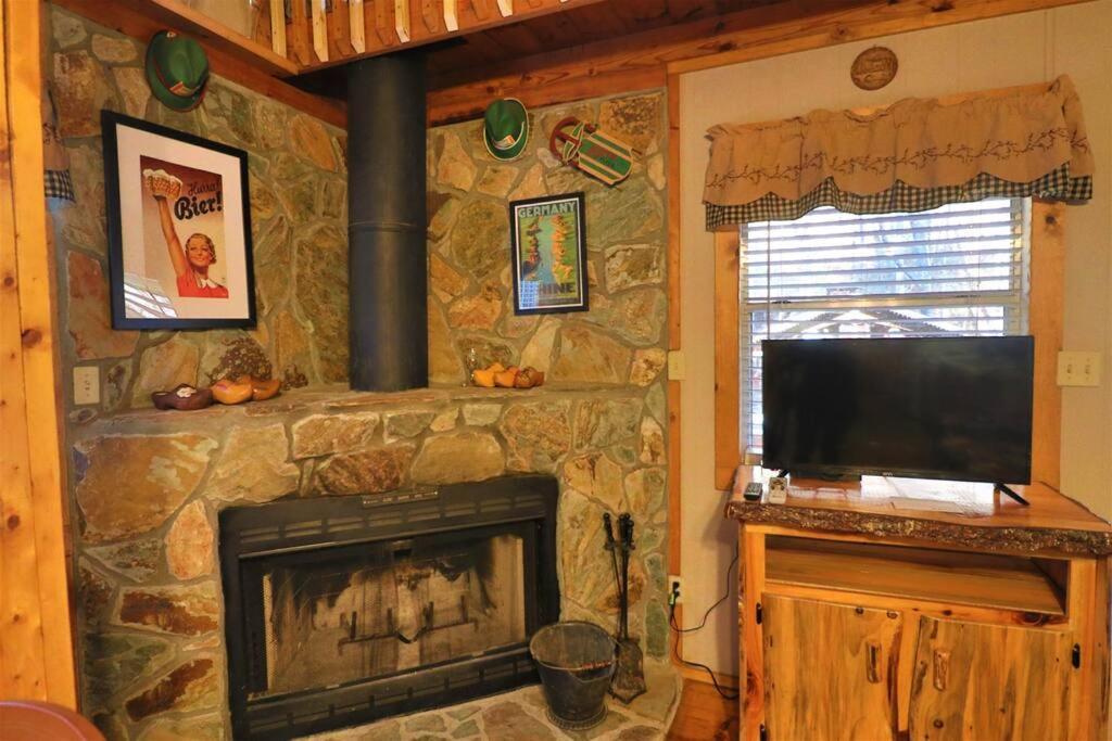 הלן Oktoberfest Themed Cabin In Woods Stream #14 מראה חיצוני תמונה