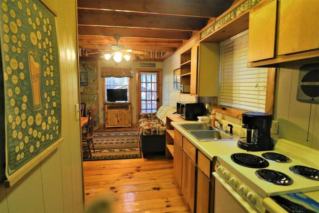 הלן Oktoberfest Themed Cabin In Woods Stream #14 מראה חיצוני תמונה