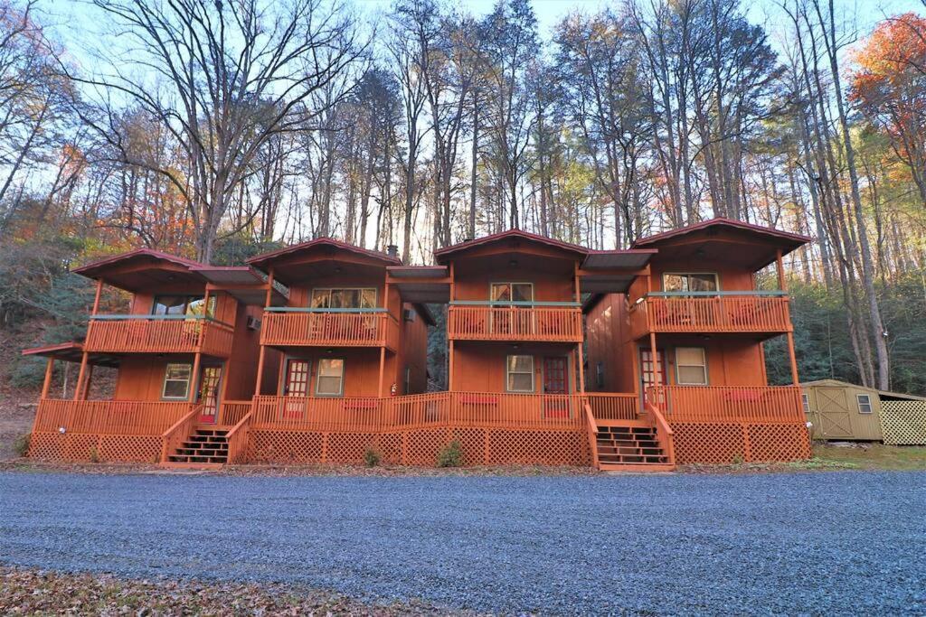 הלן Oktoberfest Themed Cabin In Woods Stream #14 מראה חיצוני תמונה